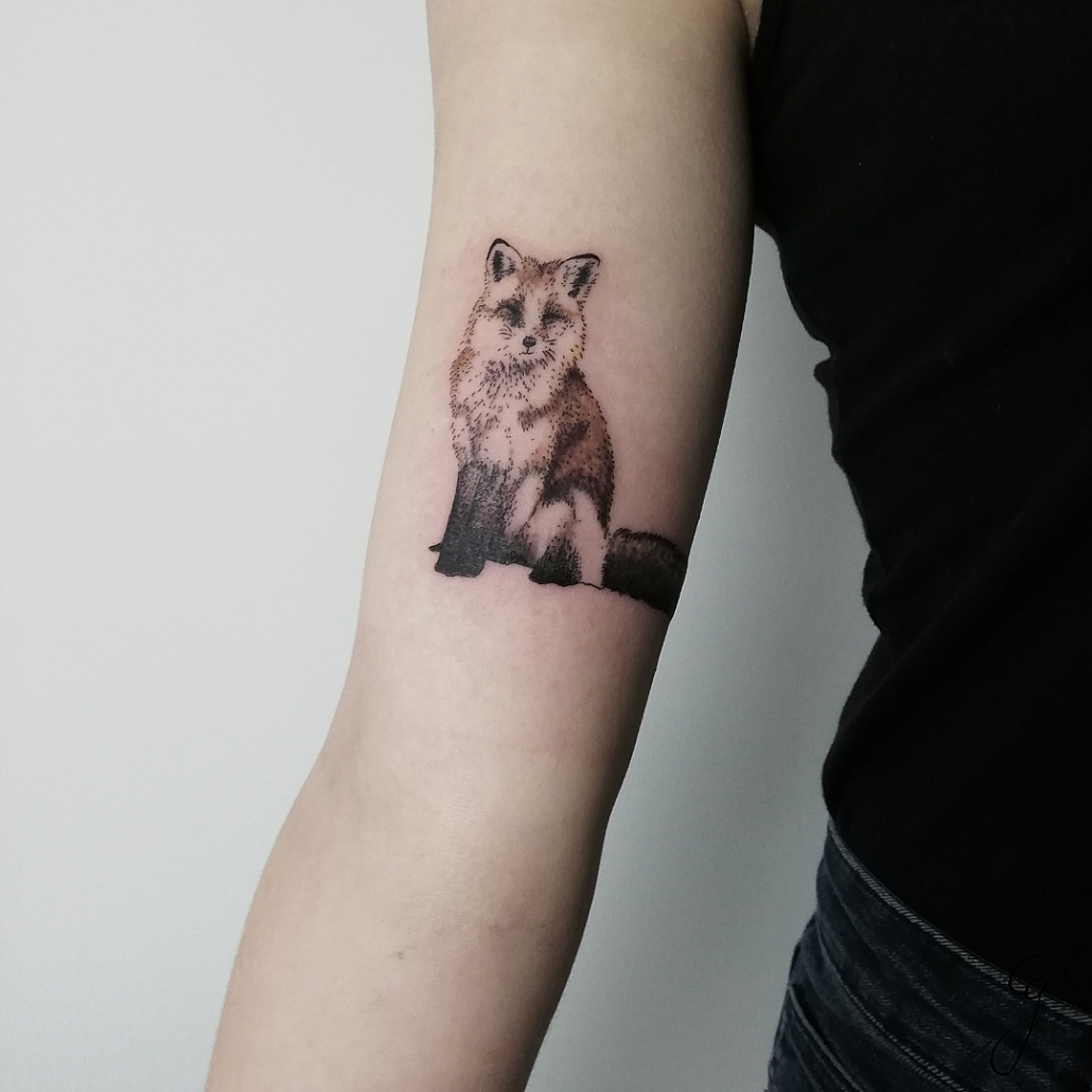 Custom Fox fine line dotwork tattoo by artist Cesarina Gretha (Sanne Bosscher)