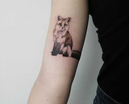 Custom Fox fine line dotwork tattoo by artist Cesarina Gretha (Sanne Bosscher)